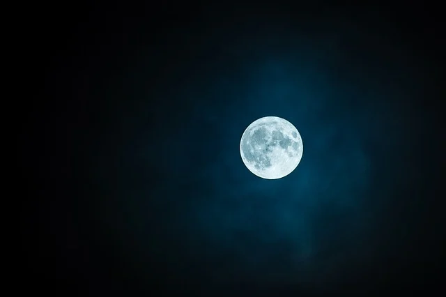 চাঁদের গায়ে কালো দাগ কেনো?