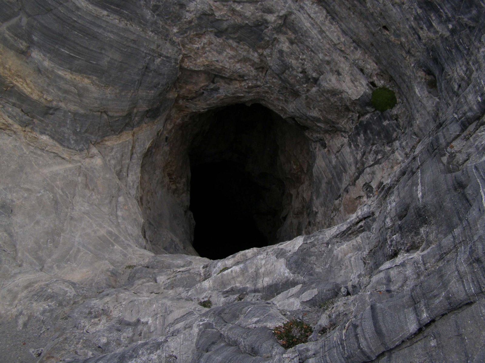 গুহার ধ্যানমগ্নতা-২